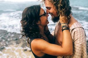 pareja en una playa tropical foto