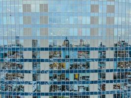 reflejo de la calle en la fachada del edificio de acero de vidrio foto