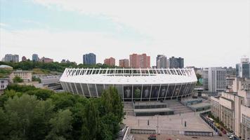kiev, ucrania - 30 de julio de 2019 vista aérea del estadio olímpico y la ciudad de kiev. foto