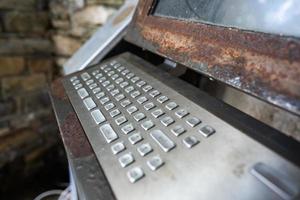 computadora muy vieja, teclado oxidado con monitor foto
