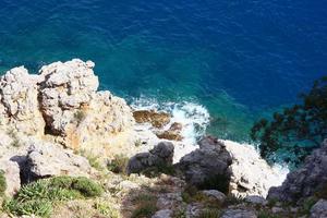 vista al mar, rocas en el lado del mar foto