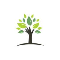 diseño creativo del logotipo del árbol de la mano verde. logotipo de productos naturales. icono de cosméticos. logotipo de balneario. logotipo de salón de belleza o yoga. vector