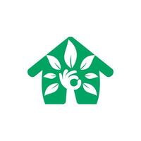 diseño creativo del logotipo de la casa y el árbol de la mano verde. logotipo de atención domiciliaria natural. logotipo de balneario. logotipo de salón de belleza o yoga. vector