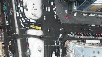 top visie van kyiv verkeer, auto's en sneeuw video