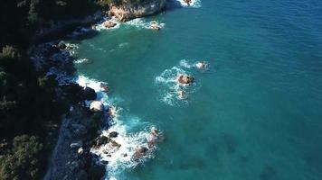vista aérea de belas ondas de praia grega video