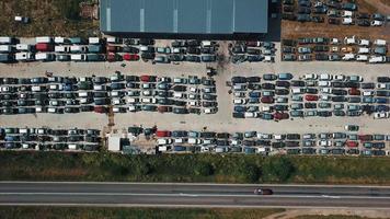 vista aérea del depósito de chatarra de automóviles video