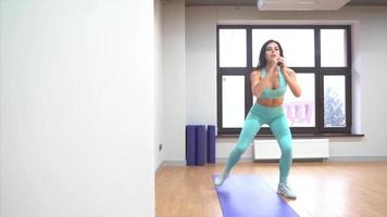 fitness donna nel attivo indossare Lavorando su a Palestra video