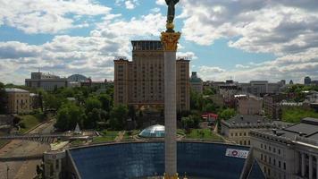 vue aérienne en hausse du monument de l'indépendance de l'ukraine à Kyiv, ukraine