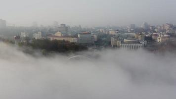 antenne visie stad van kiev, Oekraïne in mistig ochtend- licht video