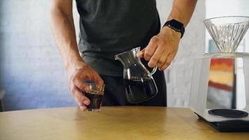 café fresco y delicioso, bebida filtrada por goteo video