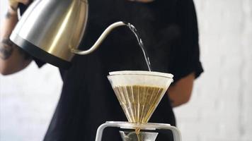 birra caffè nel un' bicchiere caffè creatore utilizzando il versare al di sopra di metodo video