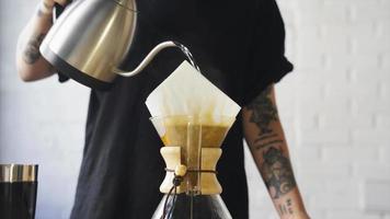 Brühen von Kaffee in einer Glaskaffeemaschine nach der Pour-Over-Methode video