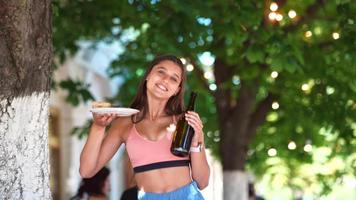 fille au parc avec de la nourriture et des boissons video