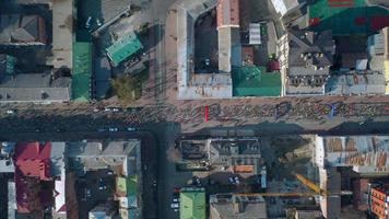 vista aérea de maratonistas nas ruas de kyiv ucrânia video