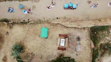 antenne visie van een klif strand Aan een bewolkt dag video