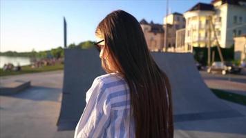 mujer posando y montando una moto en un día soleado video