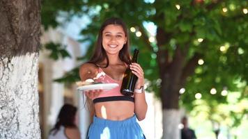 chica en el parque con comida y bebida video