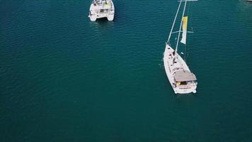 Segelyacht segelt an strahlend sonnigem Tag auf glitzerndem Wasser video