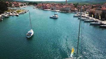 yacht à voile navigue sur de l'eau scintillante par une belle journée ensoleillée video