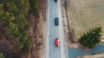 vista superior de autos en carretera pequeña video