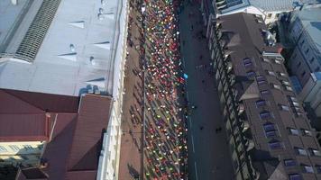 antenn se av maraton löpare på de gator av kyiv ukraina video