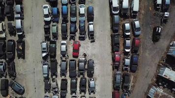 Luftaufnahme der Deponie mit Fahrzeugen in ordentlichen Reihen video