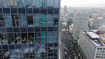 vista aérea del exterior de la ventana del espejo del rascacielos moderno en Kyiv en un día de invierno video