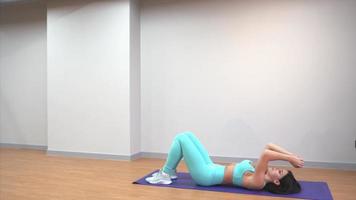 mujer fitness en ropa activa haciendo ejercicio en el gimnasio video