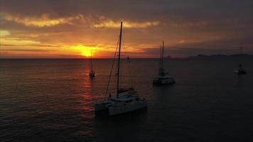 vista aerea sull'oceano di yacht al tramonto video
