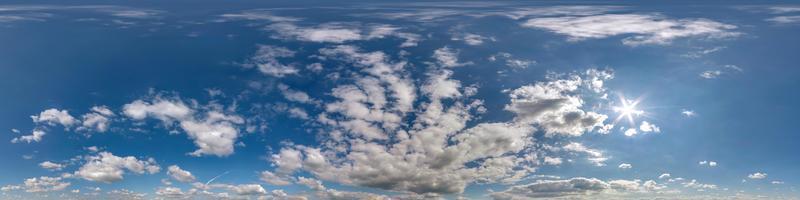 panorama de cielo azul hdr 360 con hermosas nubes blancas en proyección transparente con cenit para uso en gráficos 3d o desarrollo de juegos como cúpula del cielo o edición de drones para reemplazo del cielo foto