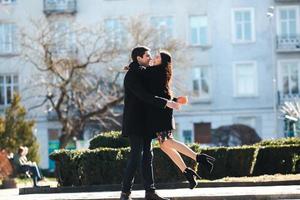 pareja en el fondo de la ciudad foto