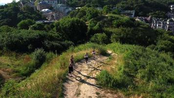 Eine Gruppe von Läufern wandert an einem sonnigen Tag durch Pfade und Gehwege video