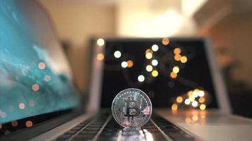 primer plano de bitcoin real en el teclado video