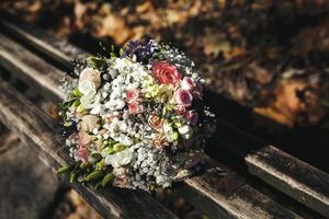 hermoso ramo de novia acostado en un banco foto