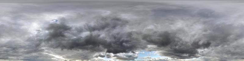 cielo azul con hermosas nubes oscuras antes de la tormenta. vista de ángulo de 360 grados de hdri sin costuras con cenit para usar en gráficos 3d o desarrollo de juegos como cúpula del cielo o editar toma de drones foto