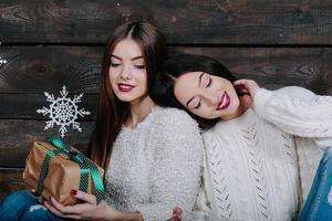retrato de dos hermosas chicas en navidad foto