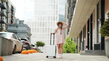 mujer joven explora la ciudad mientras lleva equipaje