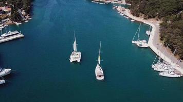 segling Yacht segel på gnistrande vatten på ljus solig dag video
