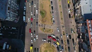 Luftaufnahme von Fahrzeugen, die im mehrspurigen Verkehr abbiegen video