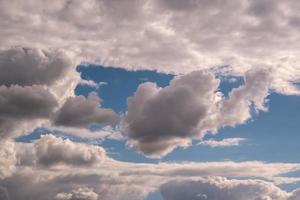 fondo de cielo azul con nubes de rayas blancas en el cielo y el infinito. el panorama del cielo azul puede usarse para reemplazar el cielo. foto