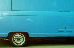 minsk, bielorrusia, septiembre de 2022 - vieja furgoneta azul. foto