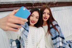 dos chicas hacen selfie foto