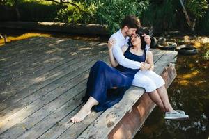 hombre y mujer en el lago foto