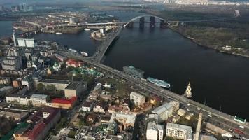 vista aérea do bairro histórico de podil em kyiv, ucrânia video