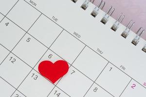 forma de corazón rojo en la fecha del sexto día del calendario. foto