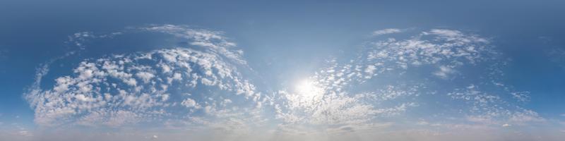 panorama de cielo azul hdr 360 con hermosas nubes blancas en proyección transparente con cenit para uso en gráficos 3d o desarrollo de juegos como cúpula del cielo o edición de drones para reemplazo del cielo foto