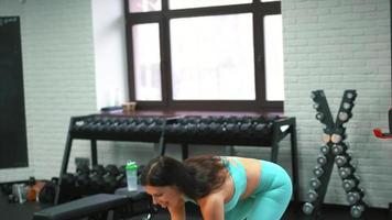 femme de remise en forme en vêtements de sport travaillant à la salle de sport video