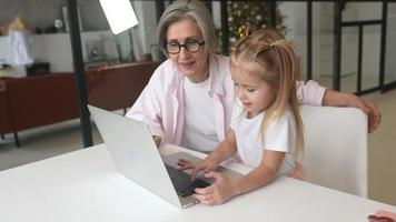 niña que usa la computadora en casa con la familia