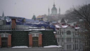 neve caindo sobre a cidade de kiev, inverno na ucrânia video