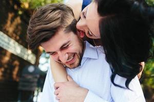 mujer abrazando a su novio por detrás foto